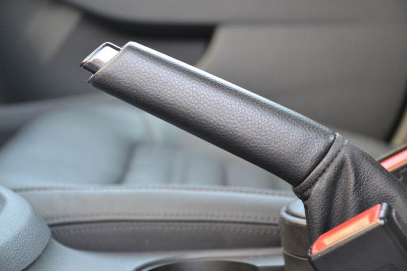 Что собой представляет стояночный тормоз