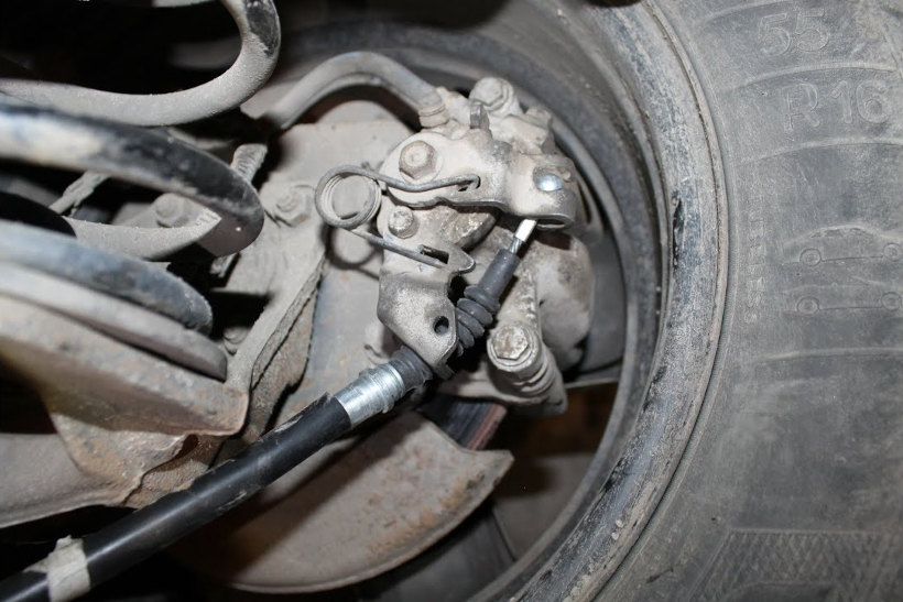 Возможные причины, почему не держит ручник