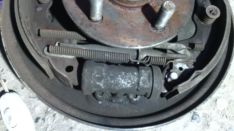 Что делать, если заклинило ручник