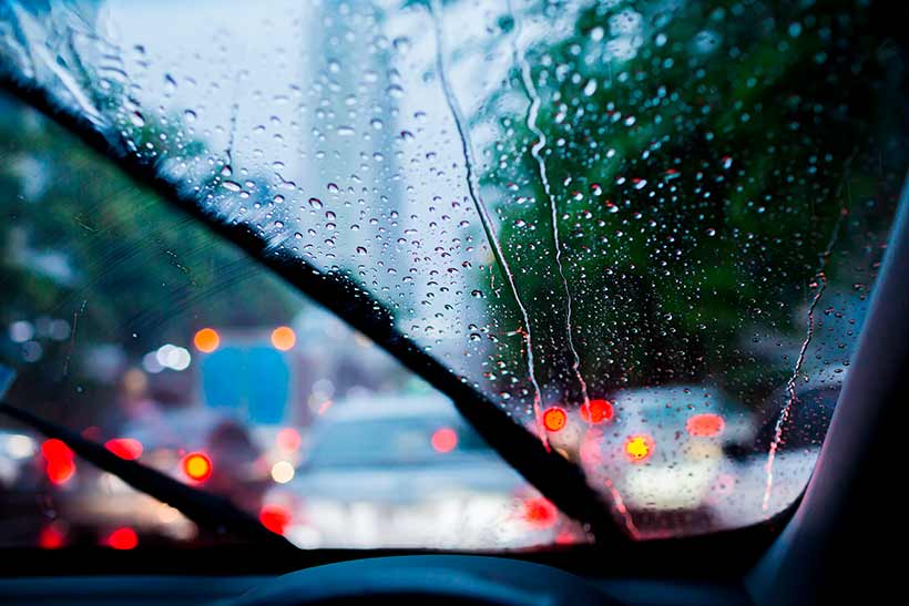 Причины появления царапин на лобовом стекле