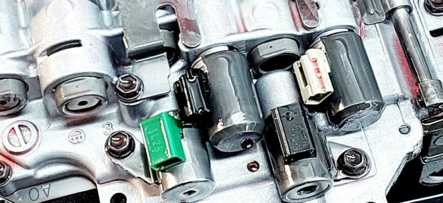 Пинается коробка автомат: признаки и причины