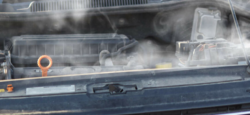 Почему дымит мотор и что с этим делать